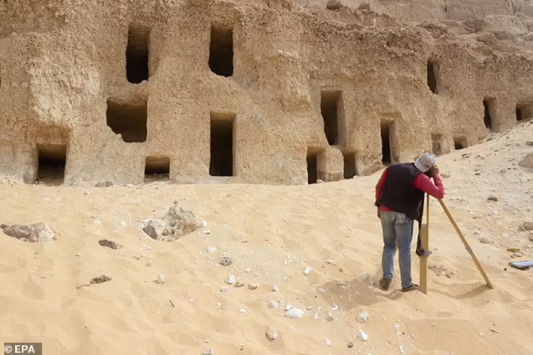 Археолог египет. Гробница в скале Египет. Египет Сохаг город. Некрополис Египет.