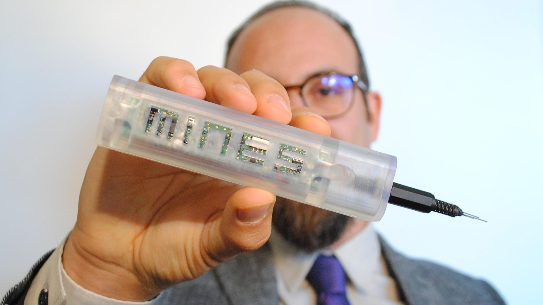 Монитор анестезии. Монитор для анестезии. Микролазер. Ученые из EPFL. Ученые разработали чип, способный заряжаться от человеческой крови.